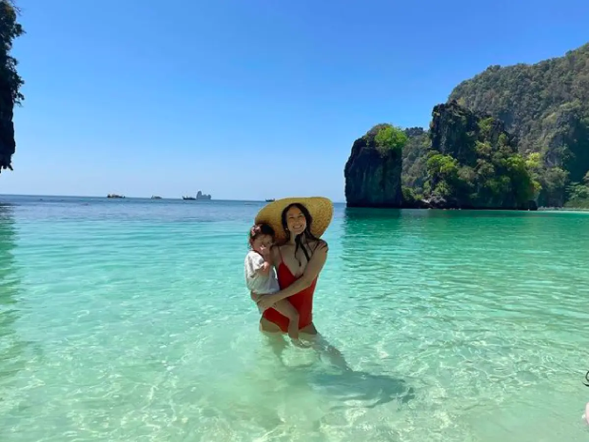 “พอลล่า" แท็กทีม "เจนสุดา" และครอบครัวเที่ยวทะเล พากันเริงร่าอวดหุ่นเป๊ะในทะเล