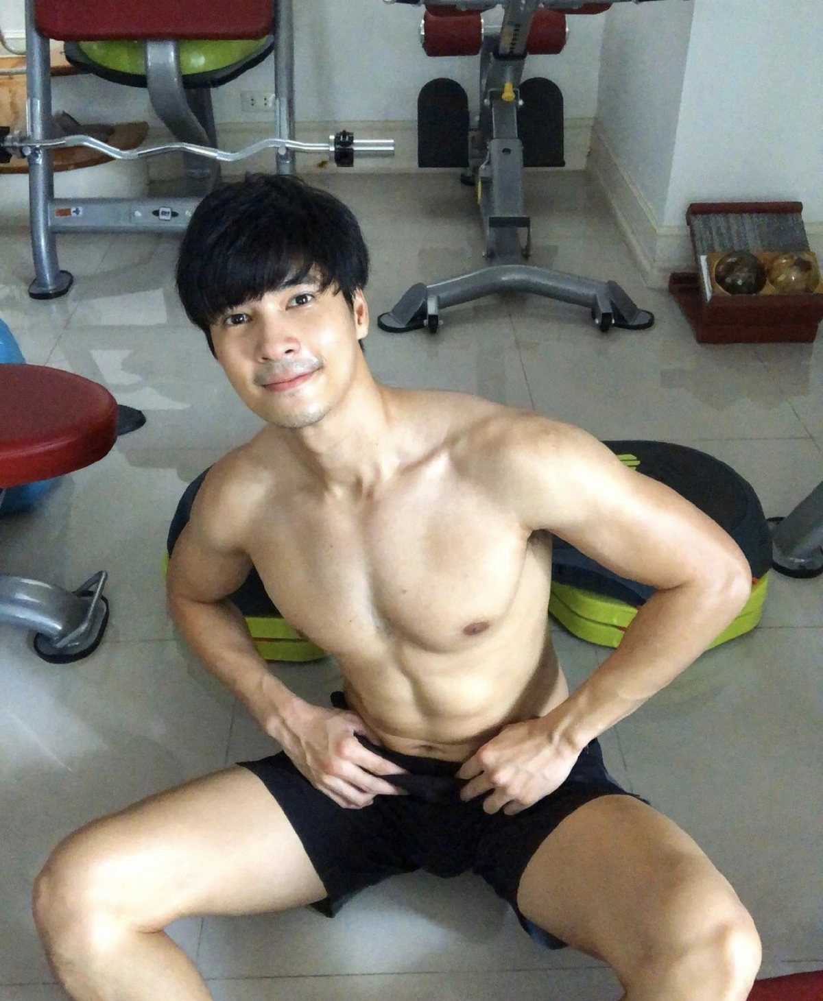 ไมค์ ภัทรเดช อวดหุ่นแซ่บซิคแพกแน่น โพสท่าริมหาดสุดชิล 