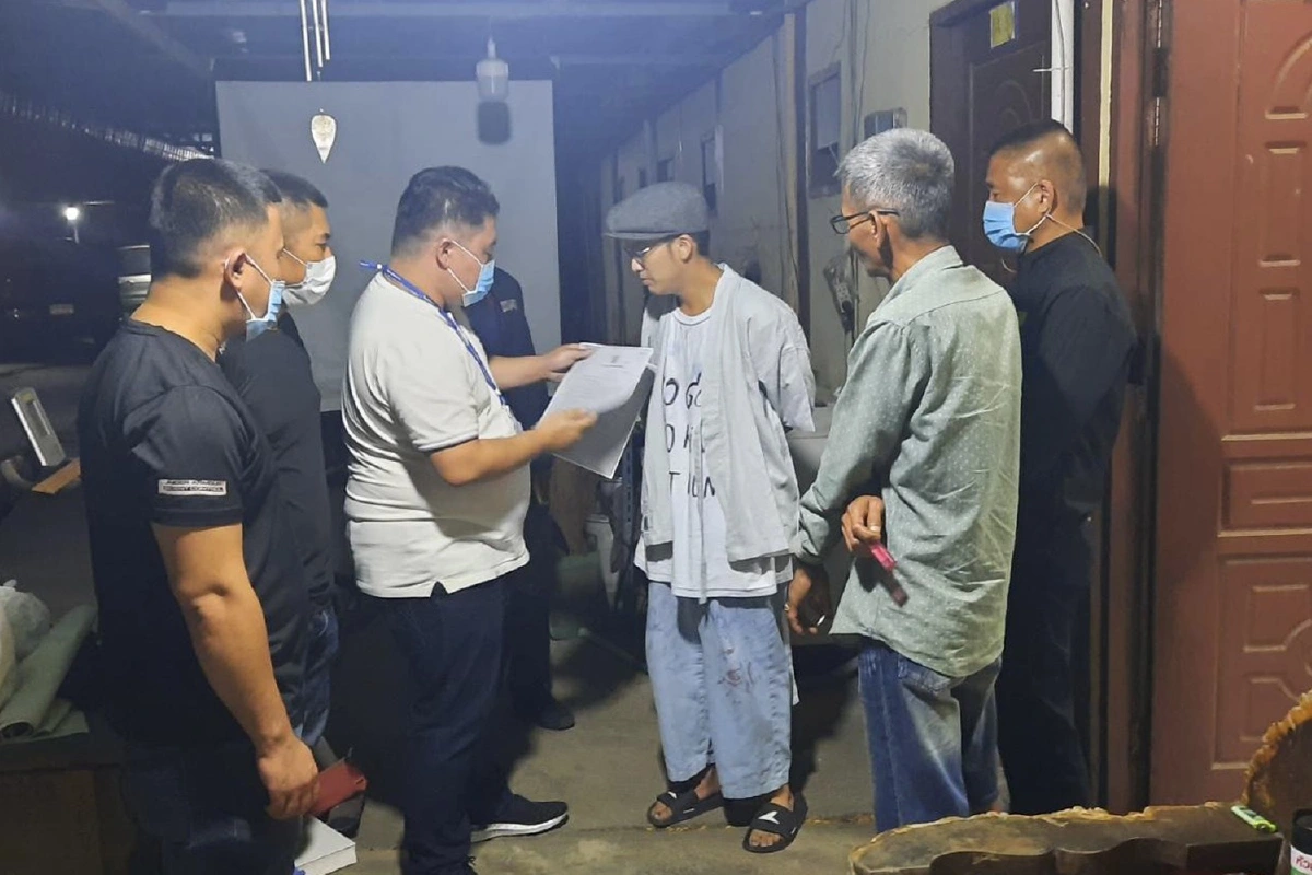 เปิดภาพตำรวจแสดงหมายจับก่อนคุมตัวแอมมี่ 