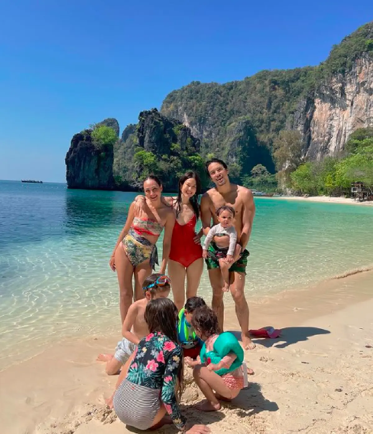 “พอลล่า" แท็กทีม "เจนสุดา" และครอบครัวเที่ยวทะเล พากันเริงร่าอวดหุ่นเป๊ะในทะเล