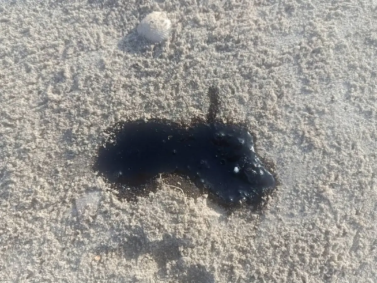 ก้อนน้ำมันเกลื่อนชายหาดหัวไทรชาวบ้านโวยรัฐไม่เคยมีคำตอบให้