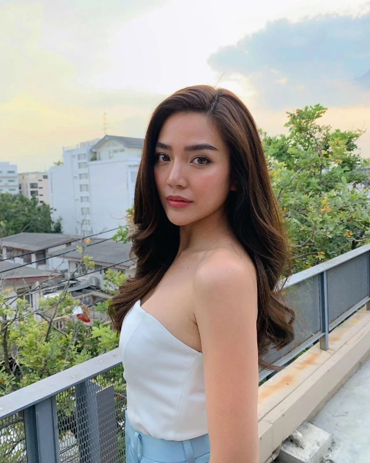 สวยฟาดสายฝอ! ปราง กัญญ์ณรัณ กับชุดสุดเซ็กซี่เว้าหน้าผ่าหลังปังจริงๆ 