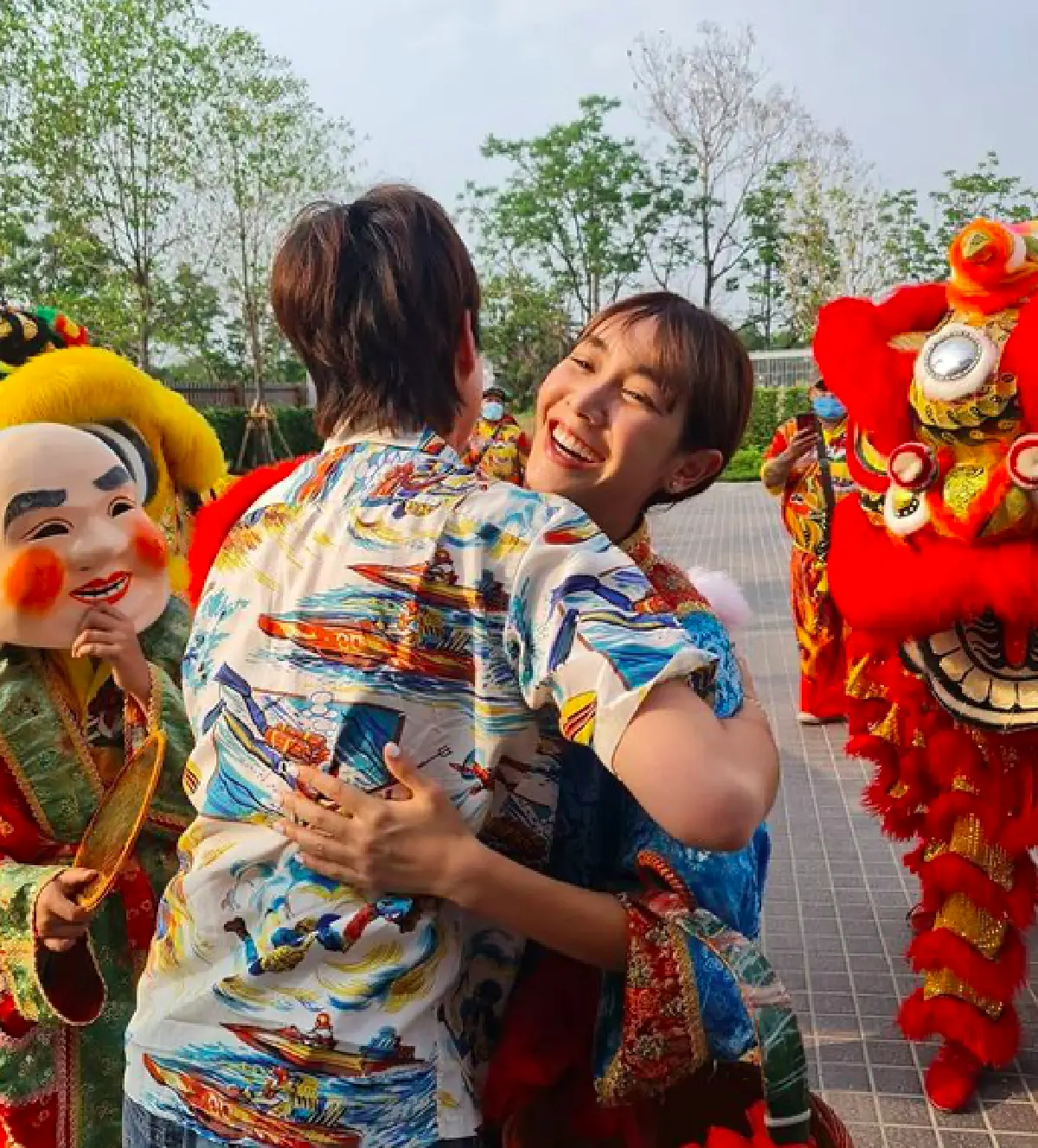 "มิน พีชญา" นำทีมเพื่อน บุกเซอร์ไพรส์ "หมอเจี๊ยบ" ให้ของขวัญขึ้นบ้านใหม่สุดอลังการ