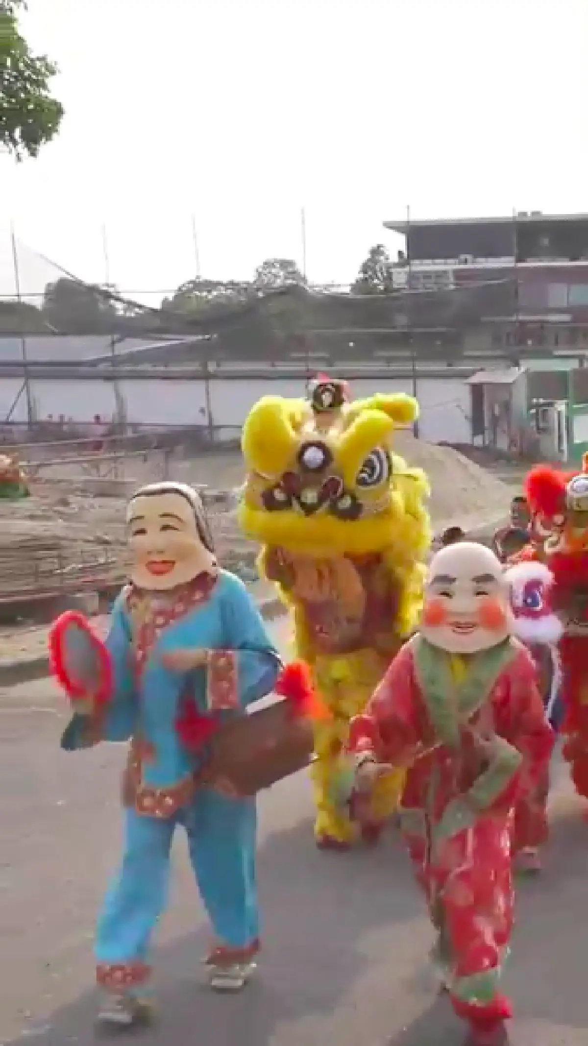 "มิน พีชญา" นำทีมเพื่อน บุกเซอร์ไพรส์ "หมอเจี๊ยบ" ให้ของขวัญขึ้นบ้านใหม่สุดอลังการ