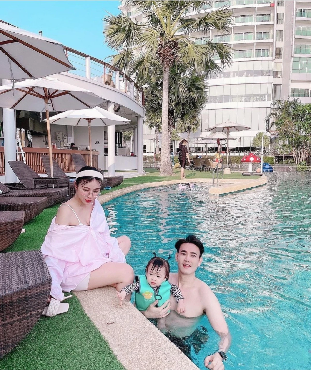 หวานปนแซ่บ! แอปเปิ้ล จุ๊บสามี ฟลุค จิระ พร้อมอวดท้องโตใกล้คลอด 