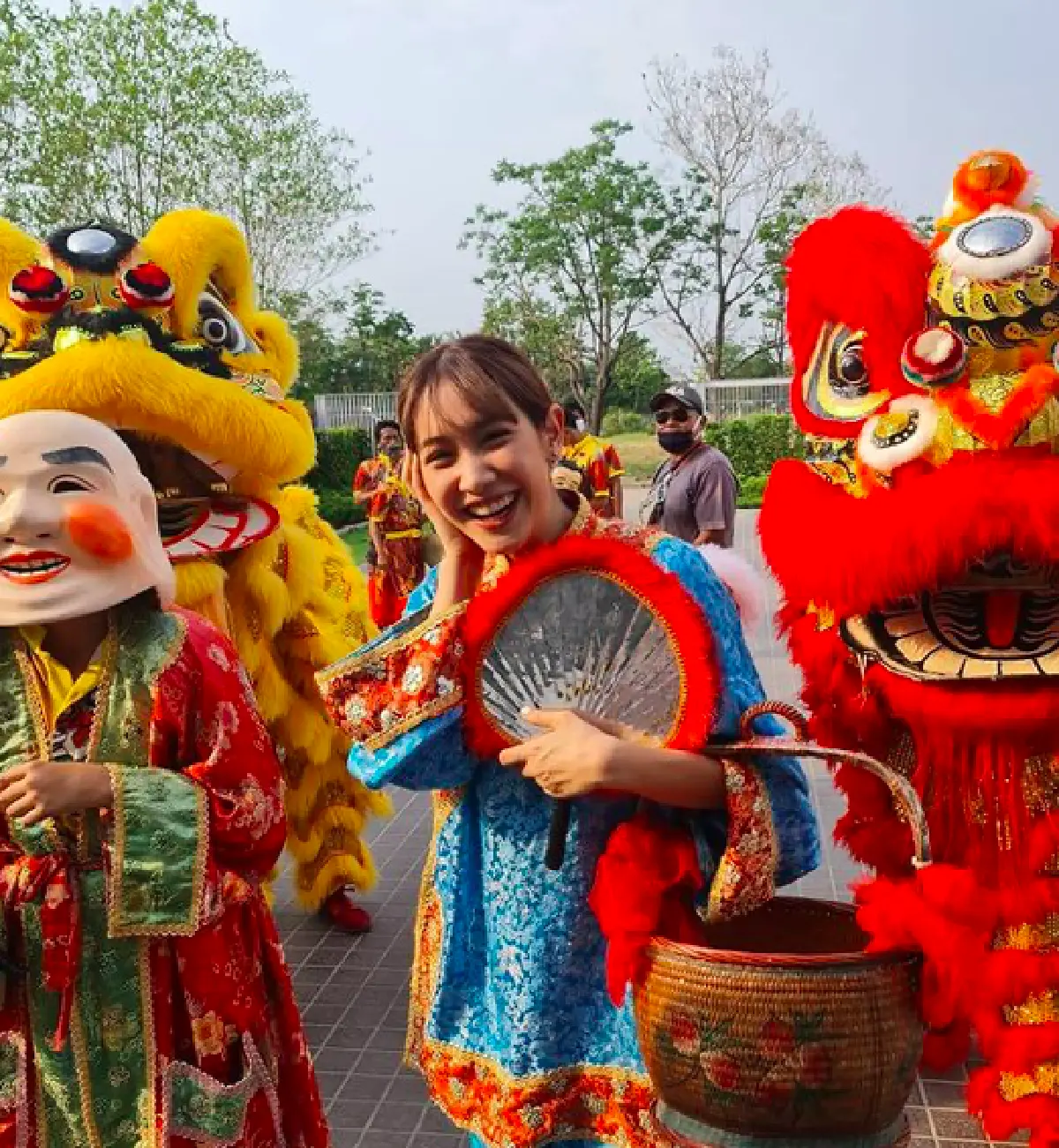"มิน พีชญา" นำทีมเพื่อน บุกเซอร์ไพรส์ "หมอเจี๊ยบ" ให้ของขวัญขึ้นบ้านใหม่สุดอลังการ