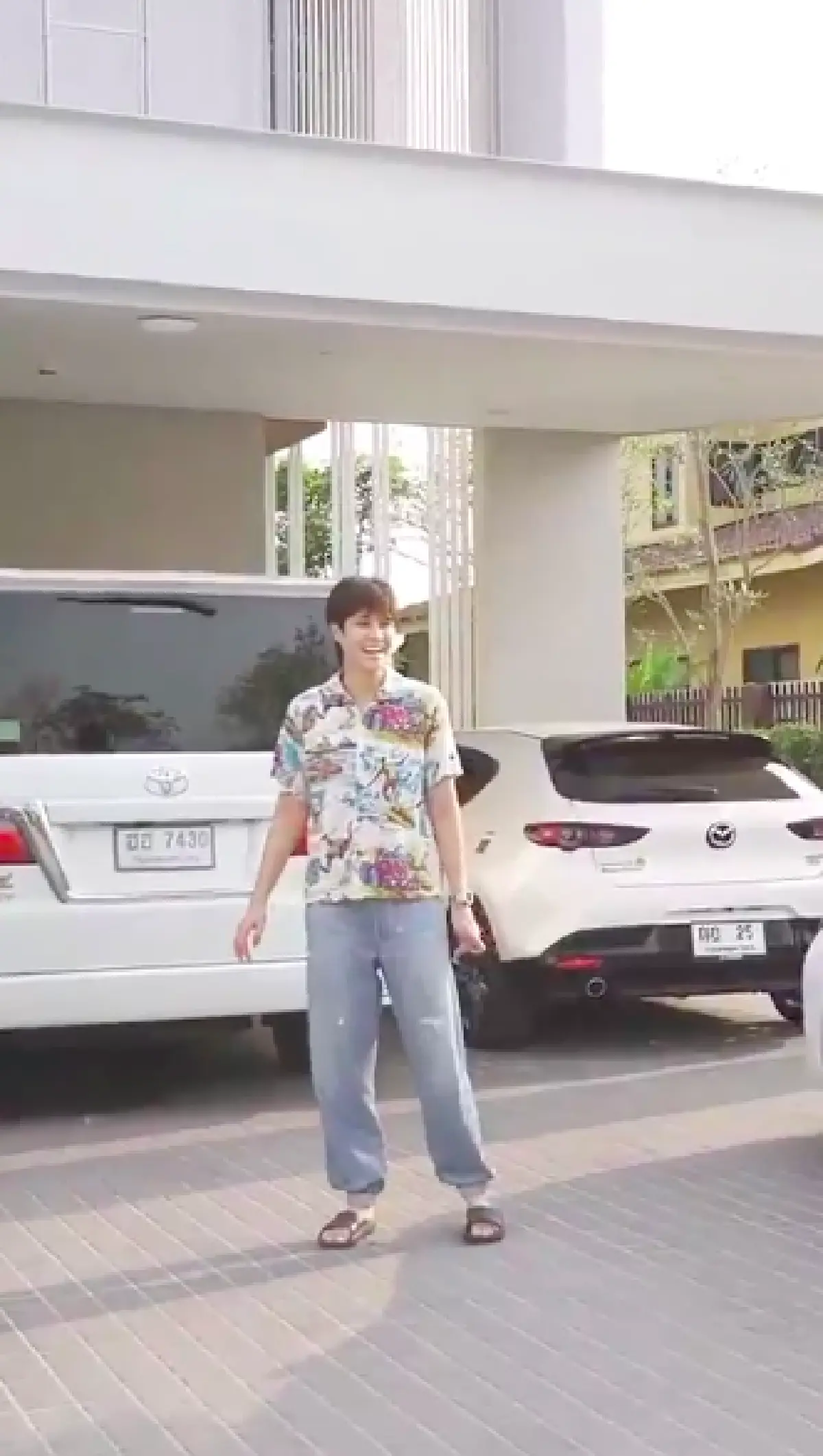 "มิน พีชญา" นำทีมเพื่อน บุกเซอร์ไพรส์ "หมอเจี๊ยบ" ให้ของขวัญขึ้นบ้านใหม่สุดอลังการ