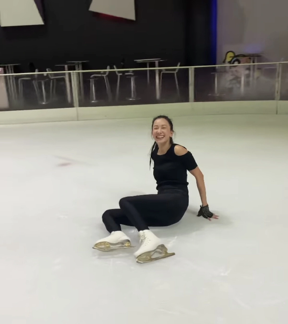 นุ่น วรนุช ร้องเสียงหลง! ล้มก้นจ้ำเบ้าบนลานสเก็ตน้ำแข็ง (คลิป)