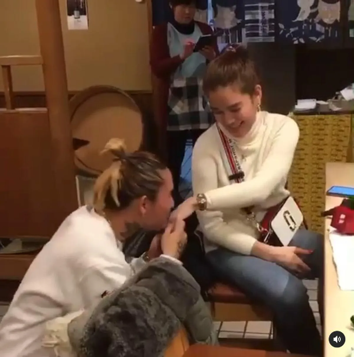 สละโสดอีกคู่! เดย์ ไทยเทเนี่ยม คุกเข่าขอ น้ำหวาน แต่งงานเรียบง่ายอบอุ่น 