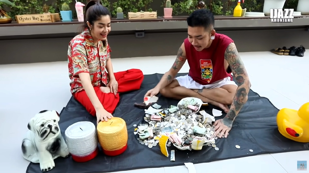 คู่รักสายฮา! แจ๊ส-แจง ทุบกระปุกโชว์เงินเก็บกองโต นับตั้งแต่กลางวันยันค่ำ