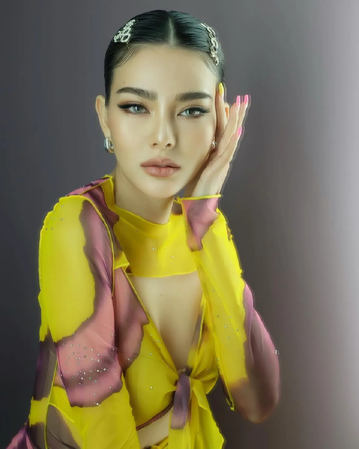 เซ็ตนี้สุดปัง! ดิว อริสรา เซ็กซี่ในชุดมินิเดรสรัดรูป สวยสะกดทะลุกำแพง 