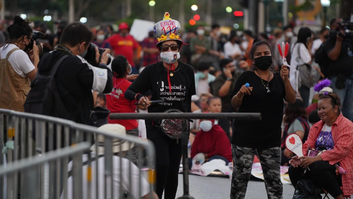 ม็อบปักหลักอนุสาวรีย์ประชาธิปไตย "ไผ่"ปลุกมวลชนออกมาร่วมสู้