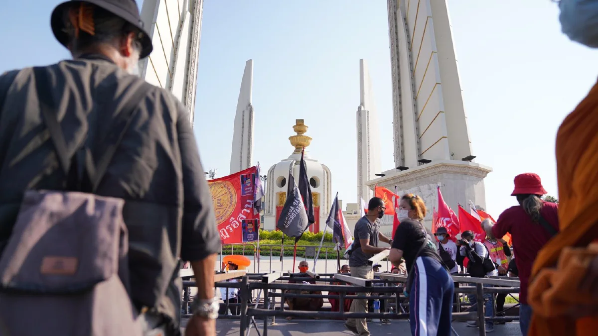 กลุ่ม"เดินทะลุฟ้า"เดินถึงอนุสาวรีย์ประชาธิปไตยแล้ว จ่อตั้งเวทีปราศรัย