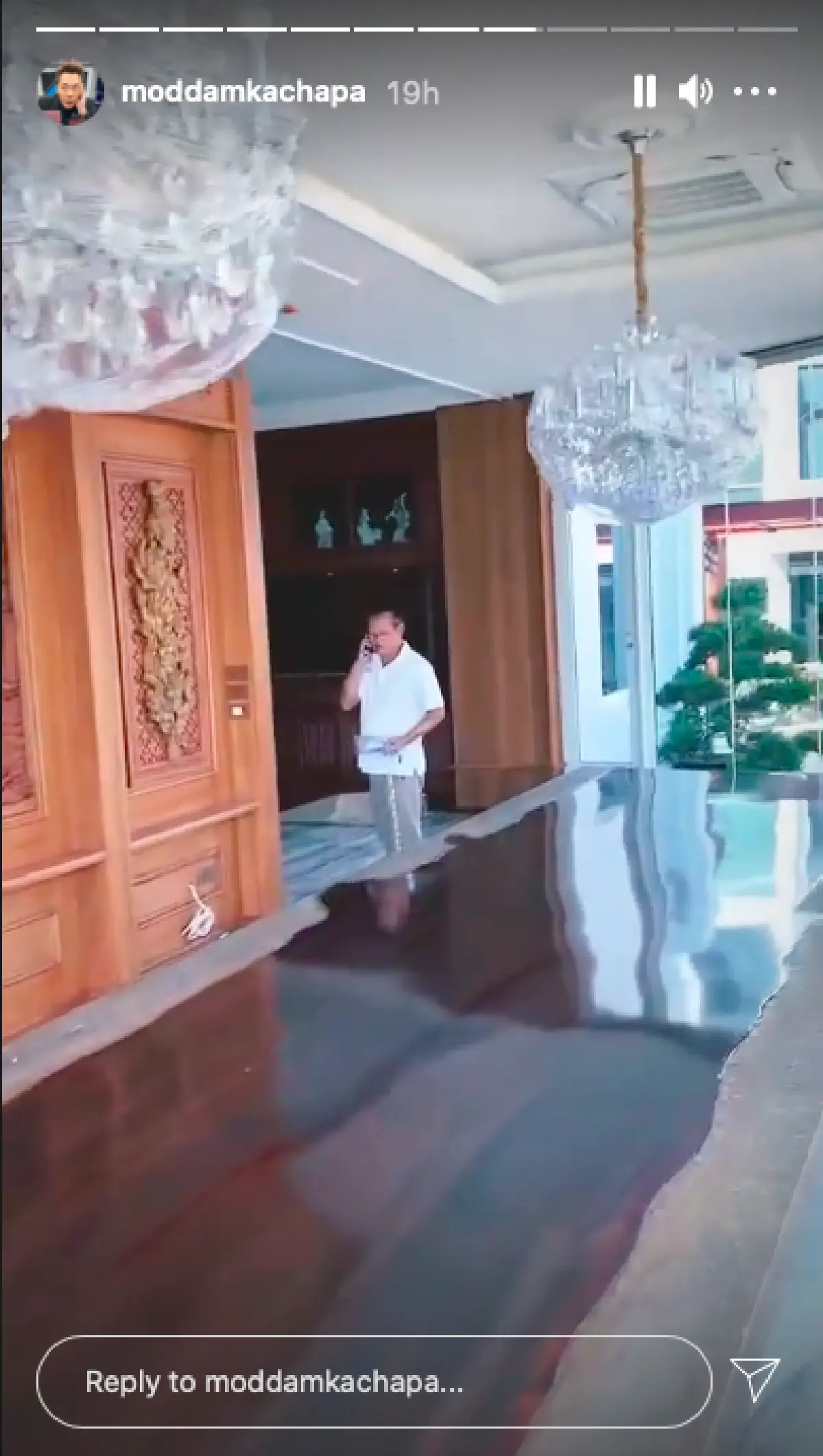 "มดดำ" พาชมบ้านหรูริมน้ำที่กำลังรีโนเวท แค่บ่อปลาก็อลังการงานสร้างมาก