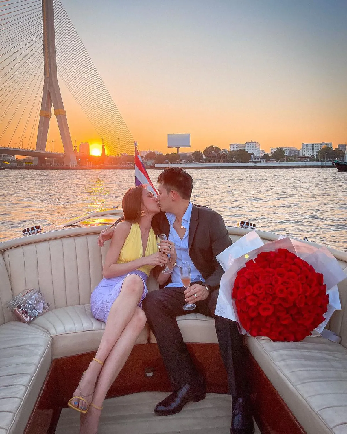 “ เนย” ครบรอบ 12 ปี ควงสามี “อาร์ม” ล่องเรือสวีต พร้อมจุมพิตหวานฉ่ำสุดโรแมนติก