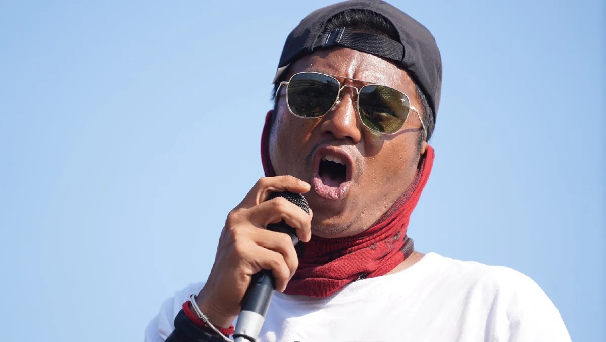 กลุ่ม"เดินทะลุฟ้า"เดินถึงอนุสาวรีย์ประชาธิปไตยแล้ว จ่อตั้งเวทีปราศรัย