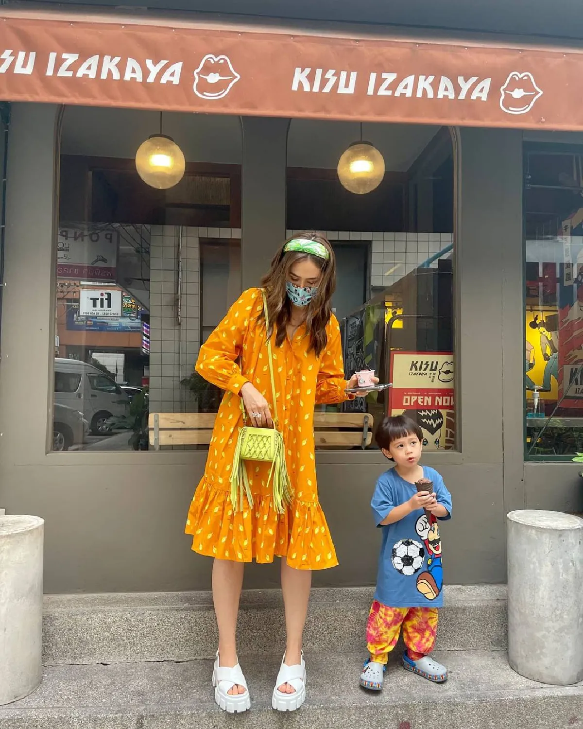 “ชมพู่” พา “น้องสายฟ้า” นั่งกินไอติมดับร้อนริมทางเท้า ชิวสุดๆ