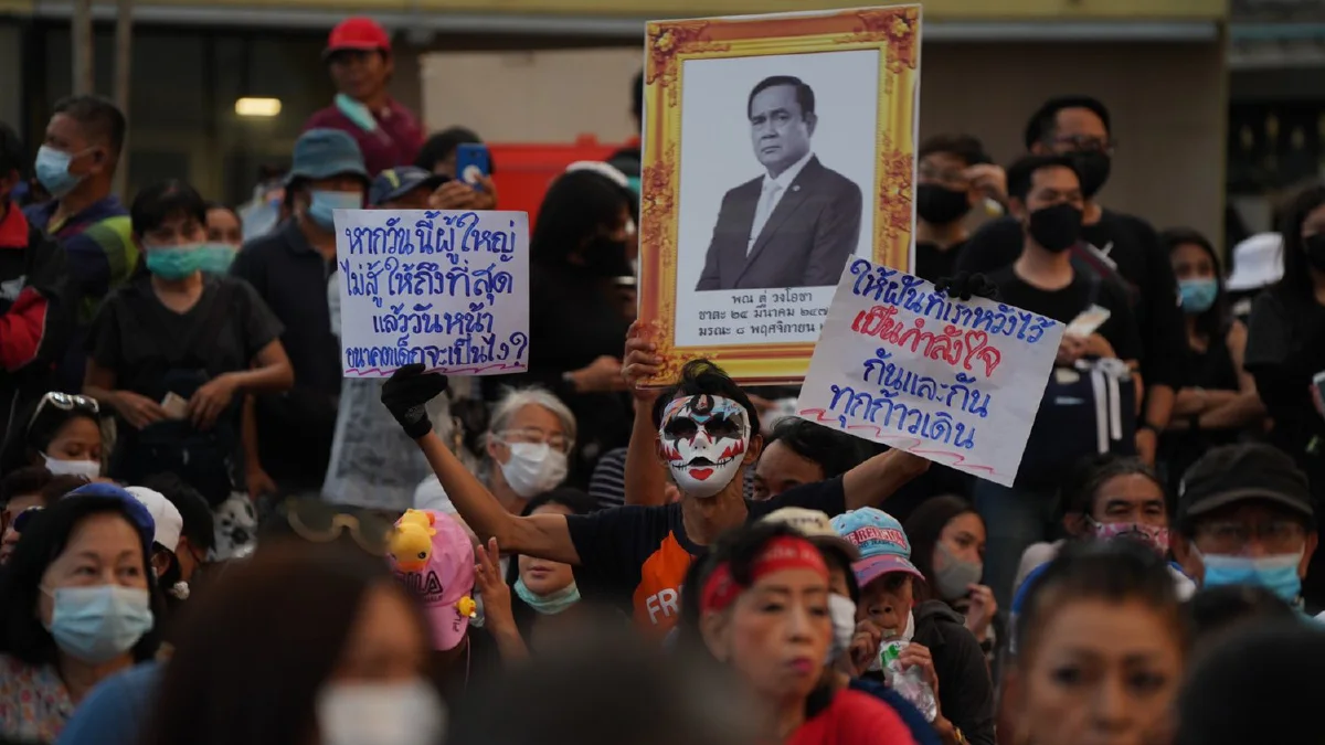 ม็อบปักหลักอนุสาวรีย์ประชาธิปไตย "ไผ่"ปลุกมวลชนออกมาร่วมสู้