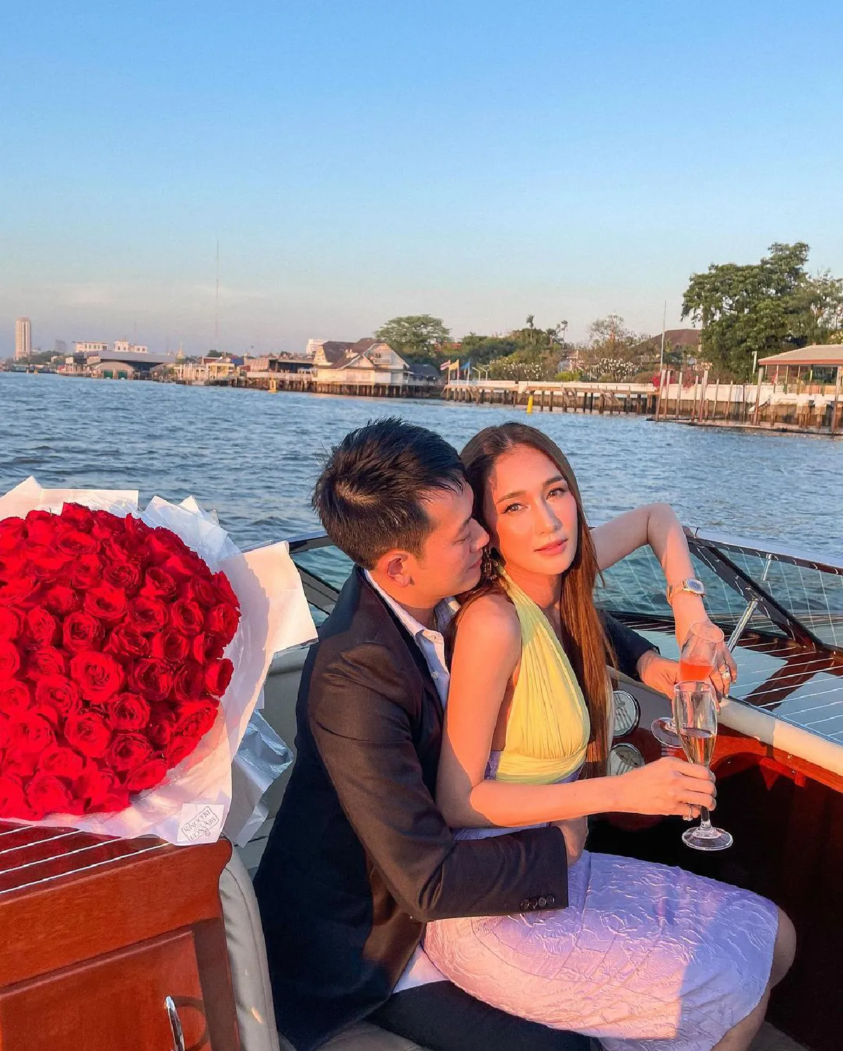 “ เนย” ครบรอบ 12 ปี ควงสามี “อาร์ม” ล่องเรือสวีต พร้อมจุมพิตหวานฉ่ำสุดโรแมนติก