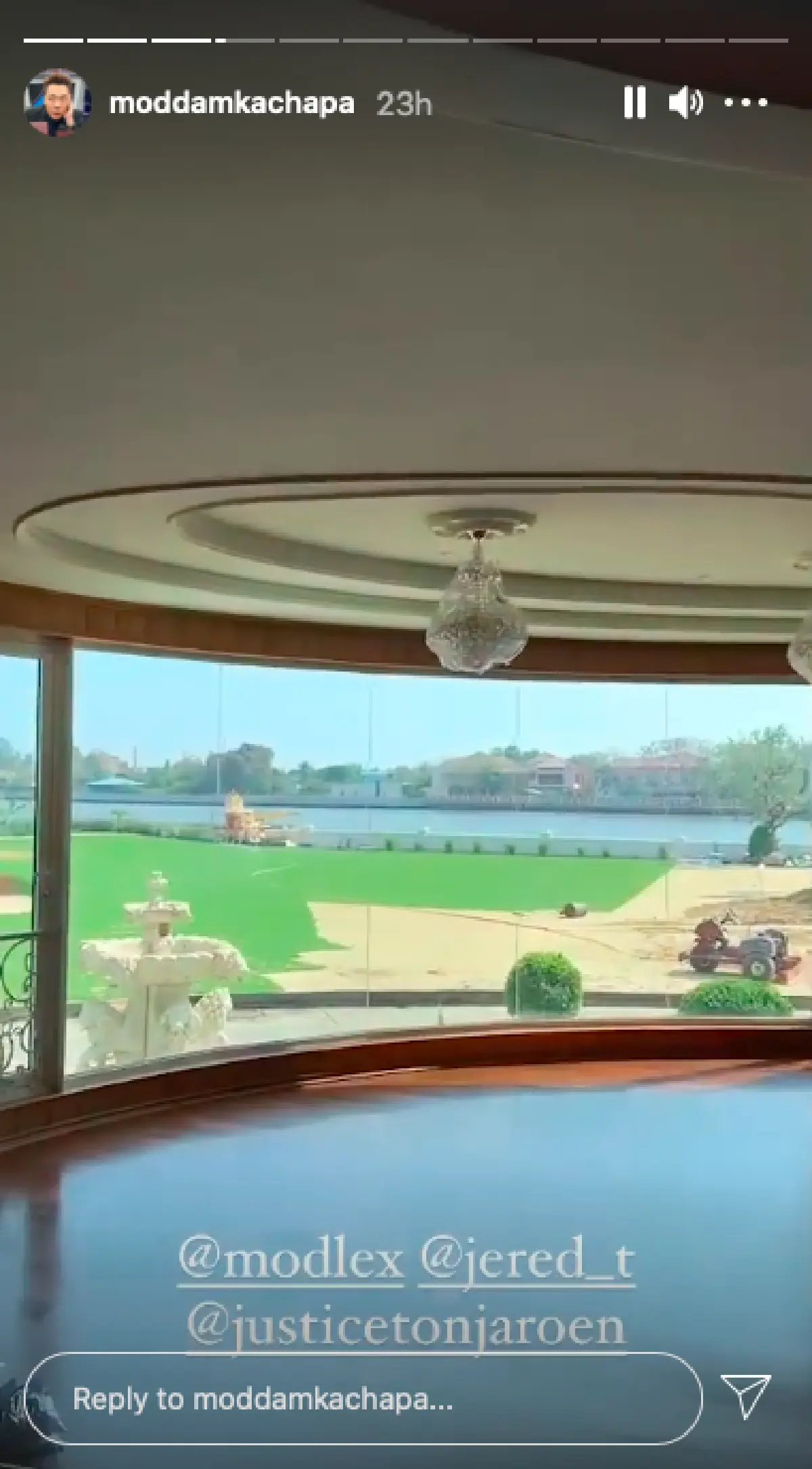 "มดดำ" พาชมบ้านหรูริมน้ำที่กำลังรีโนเวท แค่บ่อปลาก็อลังการงานสร้างมาก