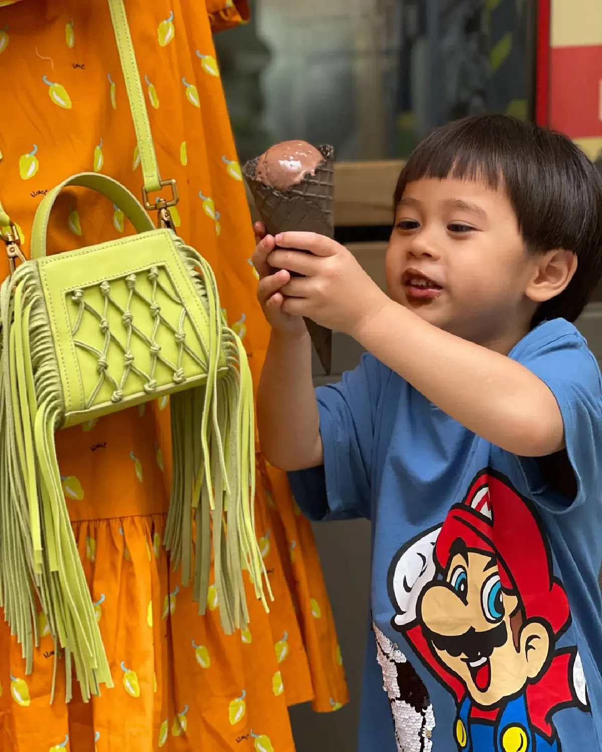 “ชมพู่” พา “น้องสายฟ้า” นั่งกินไอติมดับร้อนริมทางเท้า ชิวสุดๆ