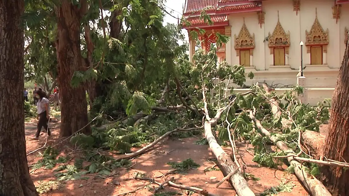 ฤทธิ์พายุฤดูร้อนพัดถล่มชาวบ้านขอนแก่นเดือดร้อนกว่าพันคน