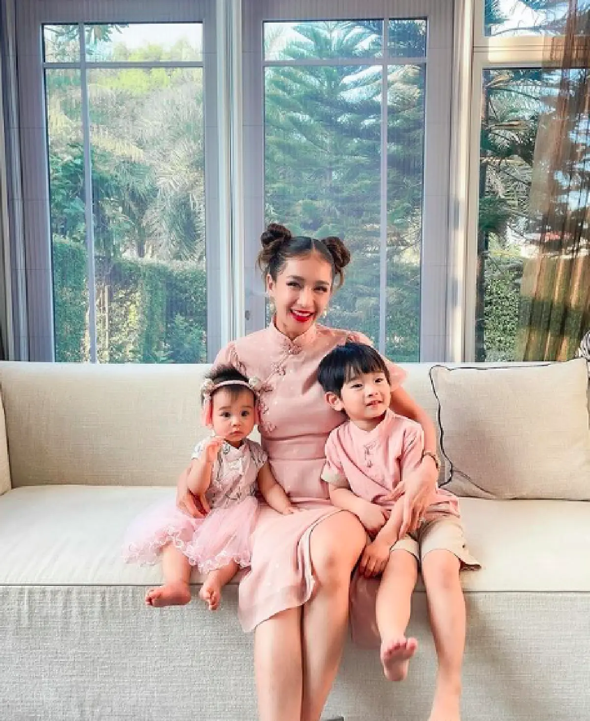 “ เนย” ครบรอบ 12 ปี ควงสามี “อาร์ม” ล่องเรือสวีต พร้อมจุมพิตหวานฉ่ำสุดโรแมนติก