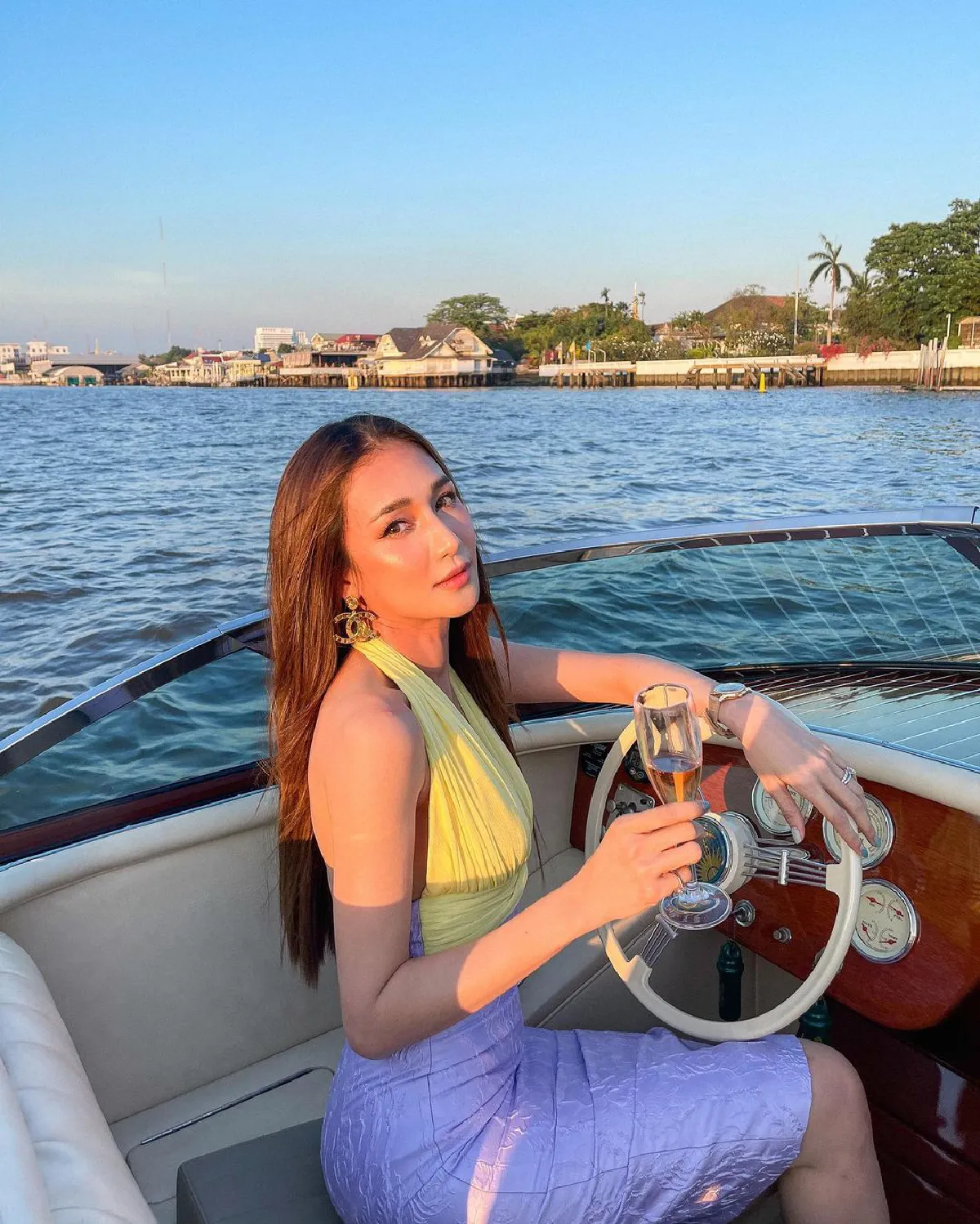 “ เนย” ครบรอบ 12 ปี ควงสามี “อาร์ม” ล่องเรือสวีต พร้อมจุมพิตหวานฉ่ำสุดโรแมนติก