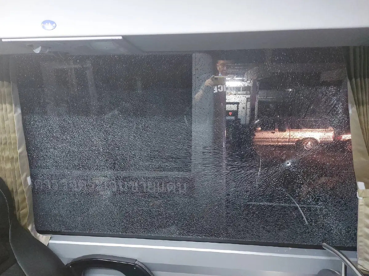 รถบัสตชด.ถูกกระสุนปริศนา3คันหลังจบภารกิจคุมม็อบศาลอาญา