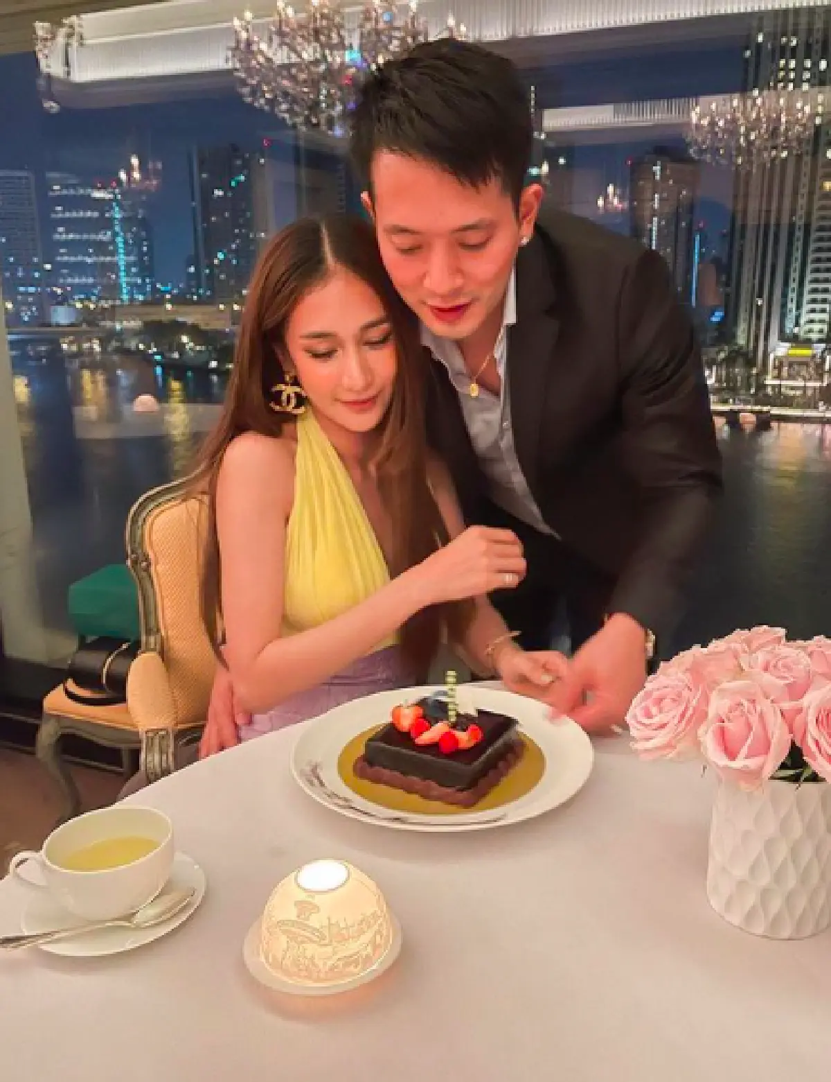 “ เนย” ครบรอบ 12 ปี ควงสามี “อาร์ม” ล่องเรือสวีต พร้อมจุมพิตหวานฉ่ำสุดโรแมนติก