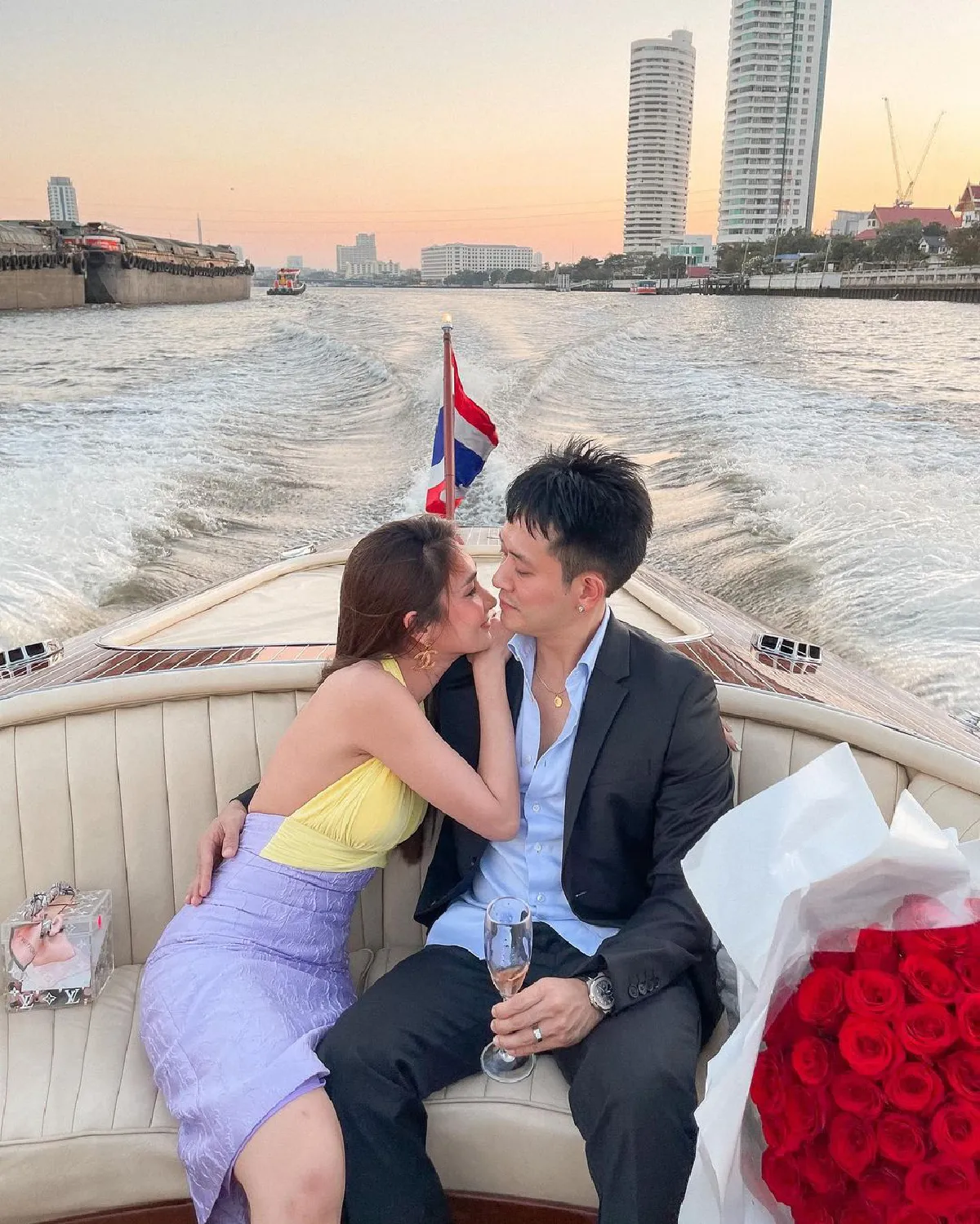 “ เนย” ครบรอบ 12 ปี ควงสามี “อาร์ม” ล่องเรือสวีต พร้อมจุมพิตหวานฉ่ำสุดโรแมนติก