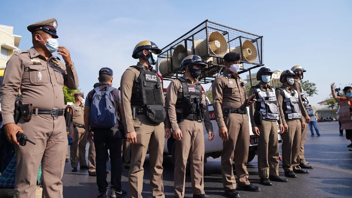 กลุ่ม"เดินทะลุฟ้า"เดินถึงอนุสาวรีย์ประชาธิปไตยแล้ว จ่อตั้งเวทีปราศรัย