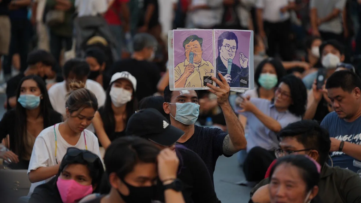 ม็อบปักหลักอนุสาวรีย์ประชาธิปไตย "ไผ่"ปลุกมวลชนออกมาร่วมสู้