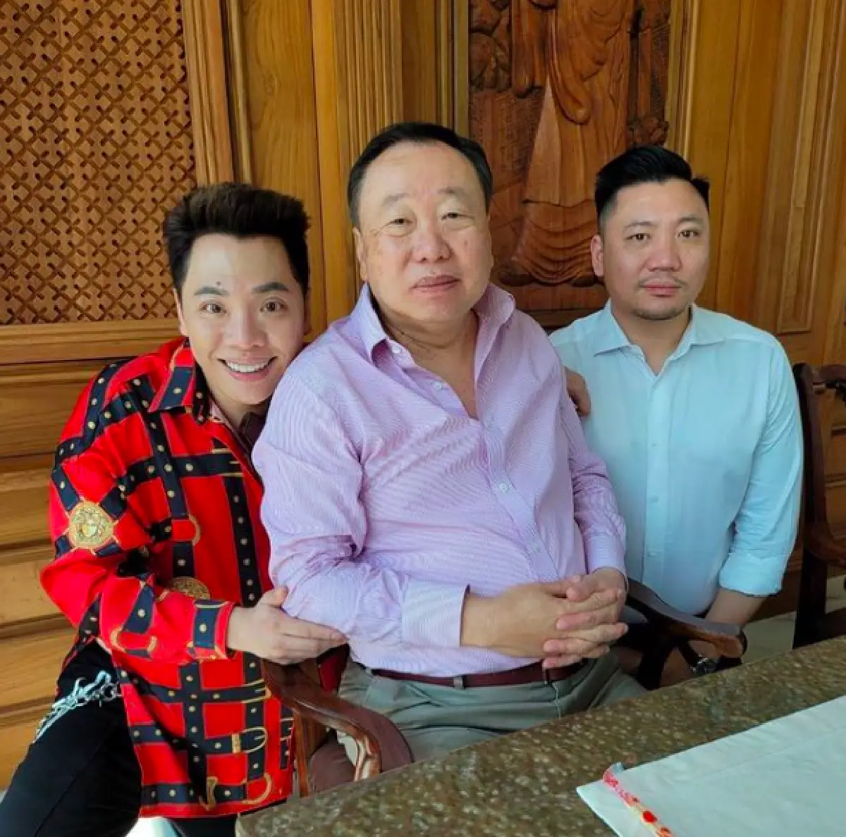 "มดดำ" พาชมบ้านหรูริมน้ำที่กำลังรีโนเวท แค่บ่อปลาก็อลังการงานสร้างมาก