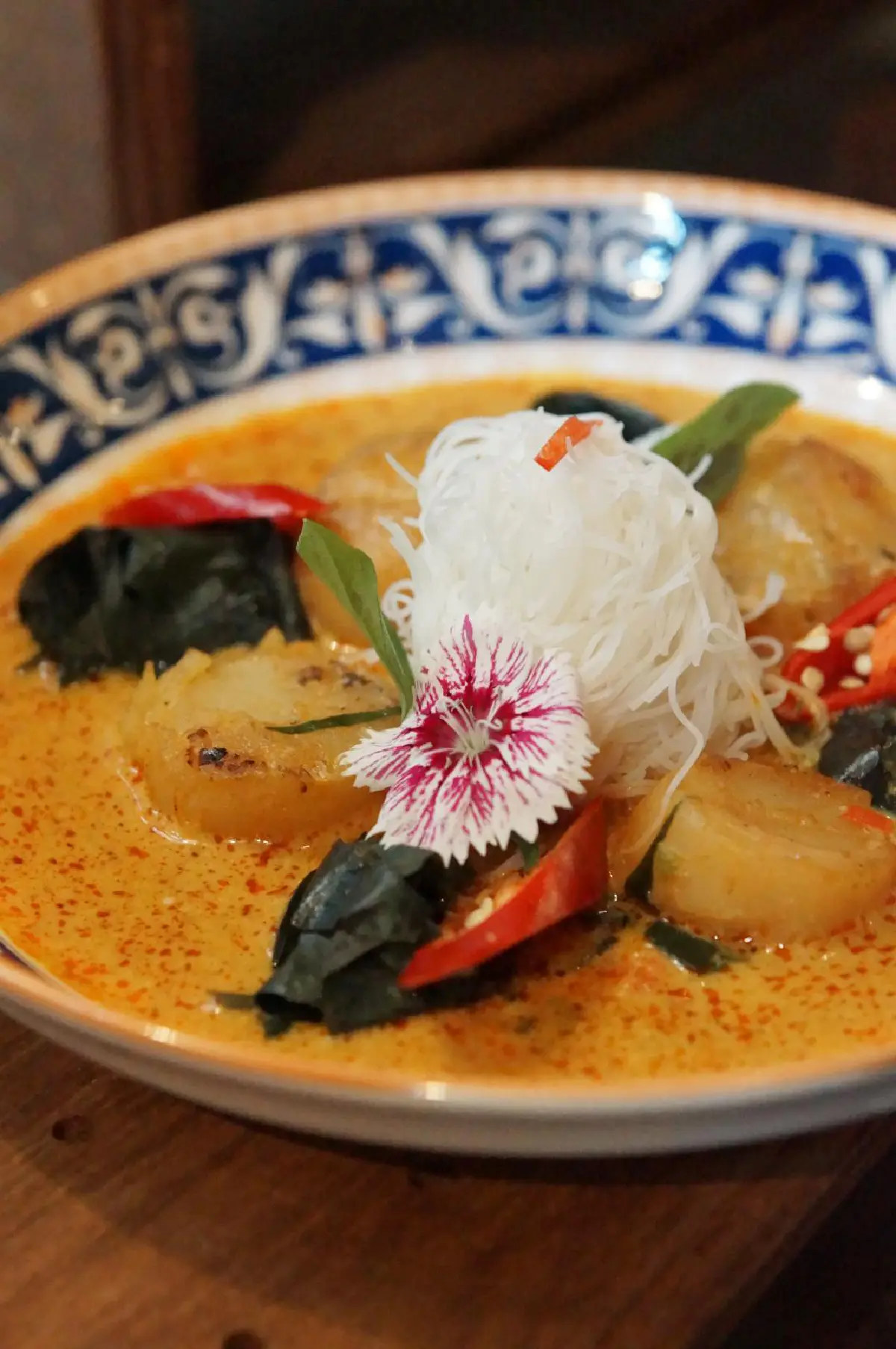  ลิ้มรสอาหารไทยในตำนาน สัมผัสความอร่อยในสไตล์เชฟนูรอ @Blue Elephant