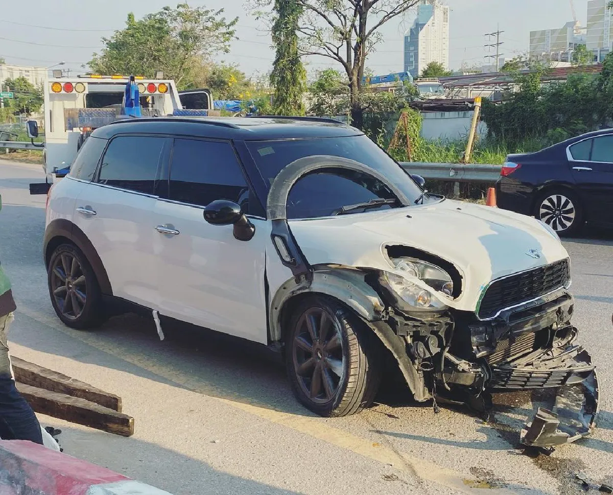  "เมญ่า"  เกิดอุบัติเหตุทางรถยนต์เสียหลักพุ่งชนแบริเออร์ เล่าเรื่องละเอียดยิบ