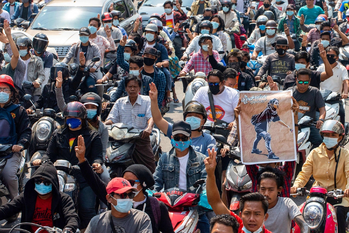 ผู้ประท้วงเมียนมายกสาวเสื้อดำวัย 19 ที่ถูกทหารยิงเป็น ‘ฮีโร่’ ผู้ประท้วงเมียนมายกสาวเสื้อดำวัย 19 ที่ถูกทหารยิงเป็น ‘ฮีโร่’