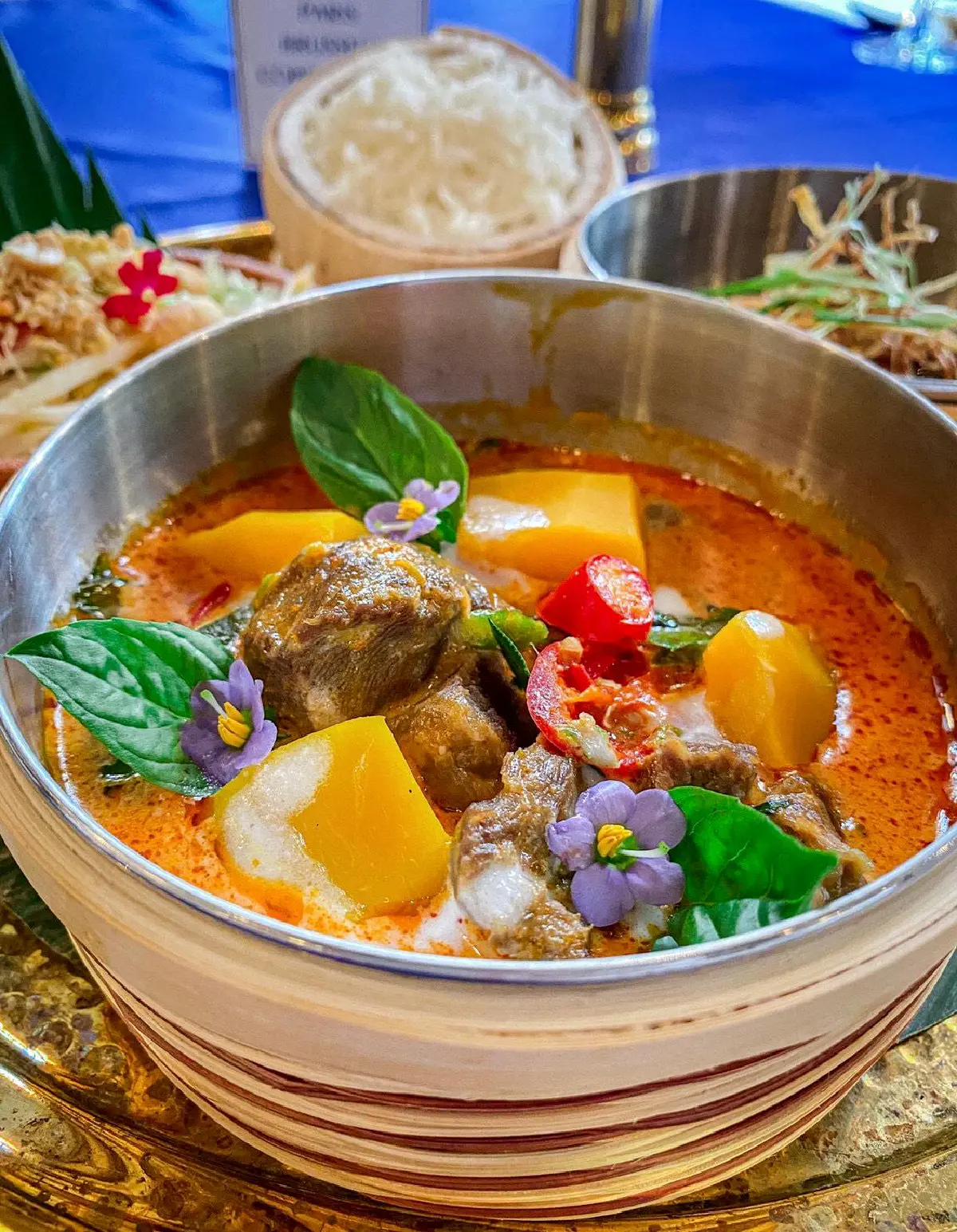  ลิ้มรสอาหารไทยในตำนาน สัมผัสความอร่อยในสไตล์เชฟนูรอ @Blue Elephant