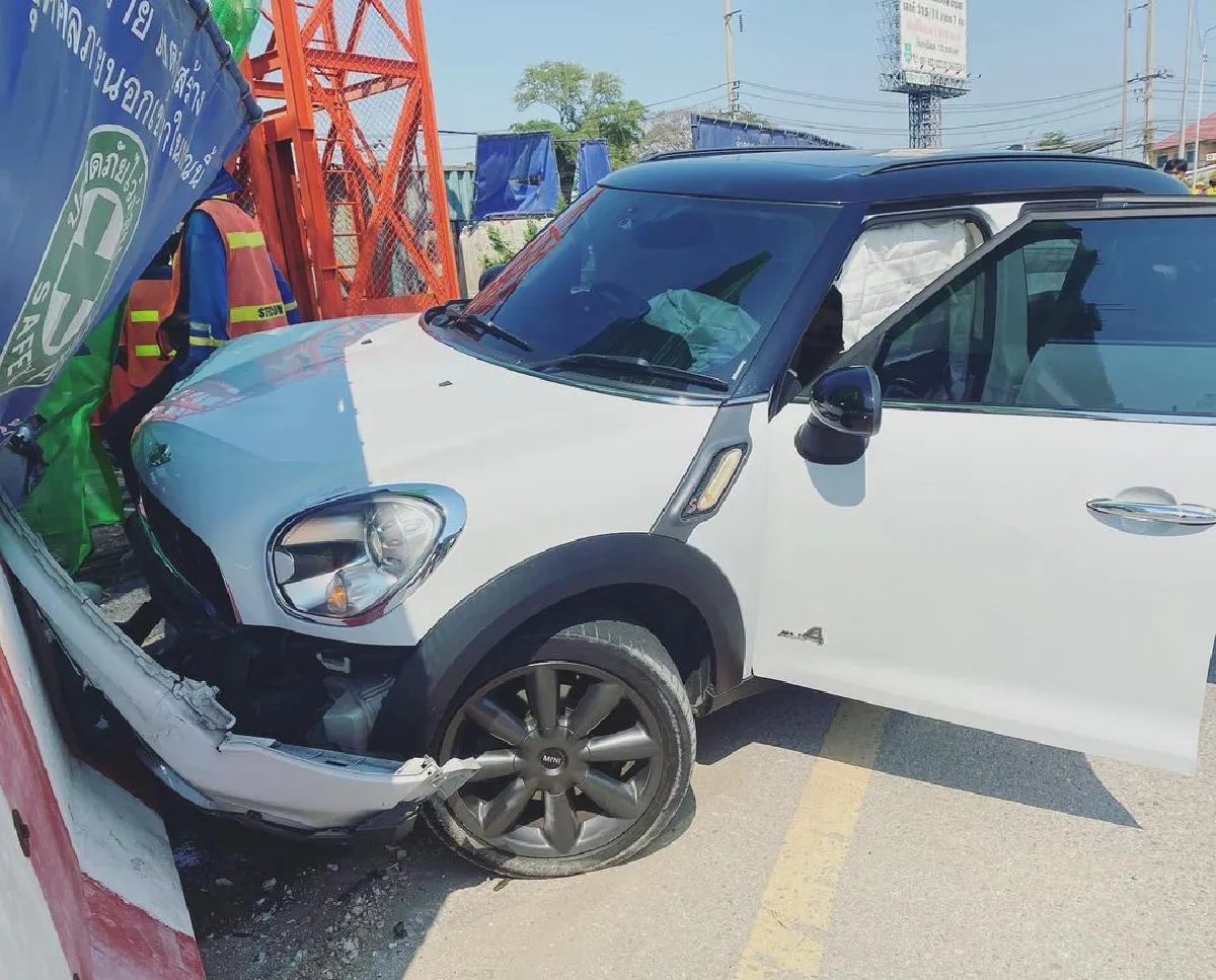  "เมญ่า"  เกิดอุบัติเหตุทางรถยนต์เสียหลักพุ่งชนแบริเออร์ เล่าเรื่องละเอียดยิบ