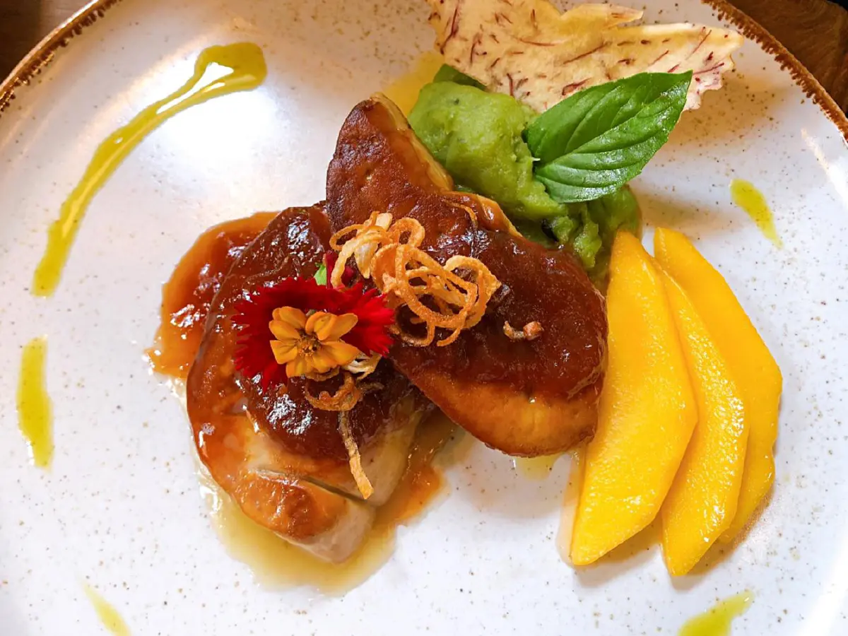  ลิ้มรสอาหารไทยในตำนาน สัมผัสความอร่อยในสไตล์เชฟนูรอ @Blue Elephant