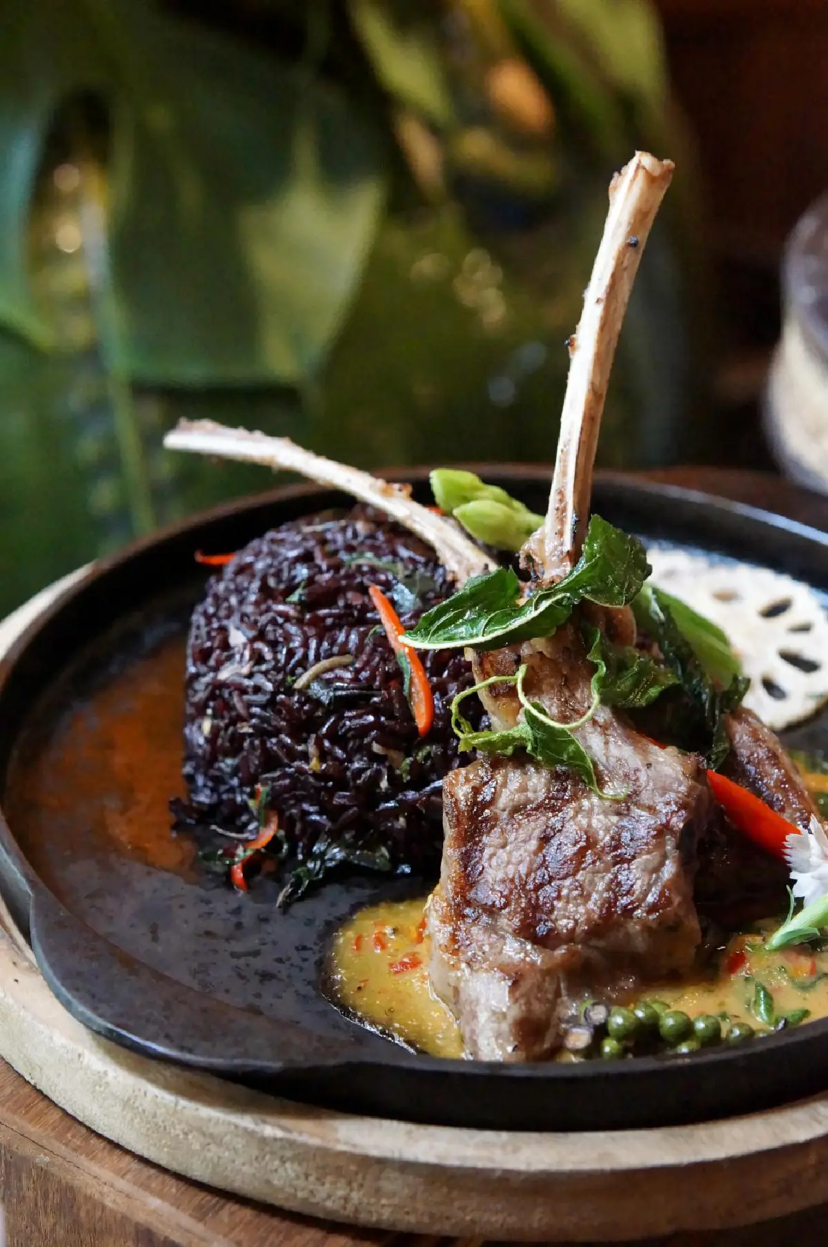  ลิ้มรสอาหารไทยในตำนาน สัมผัสความอร่อยในสไตล์เชฟนูรอ @Blue Elephant