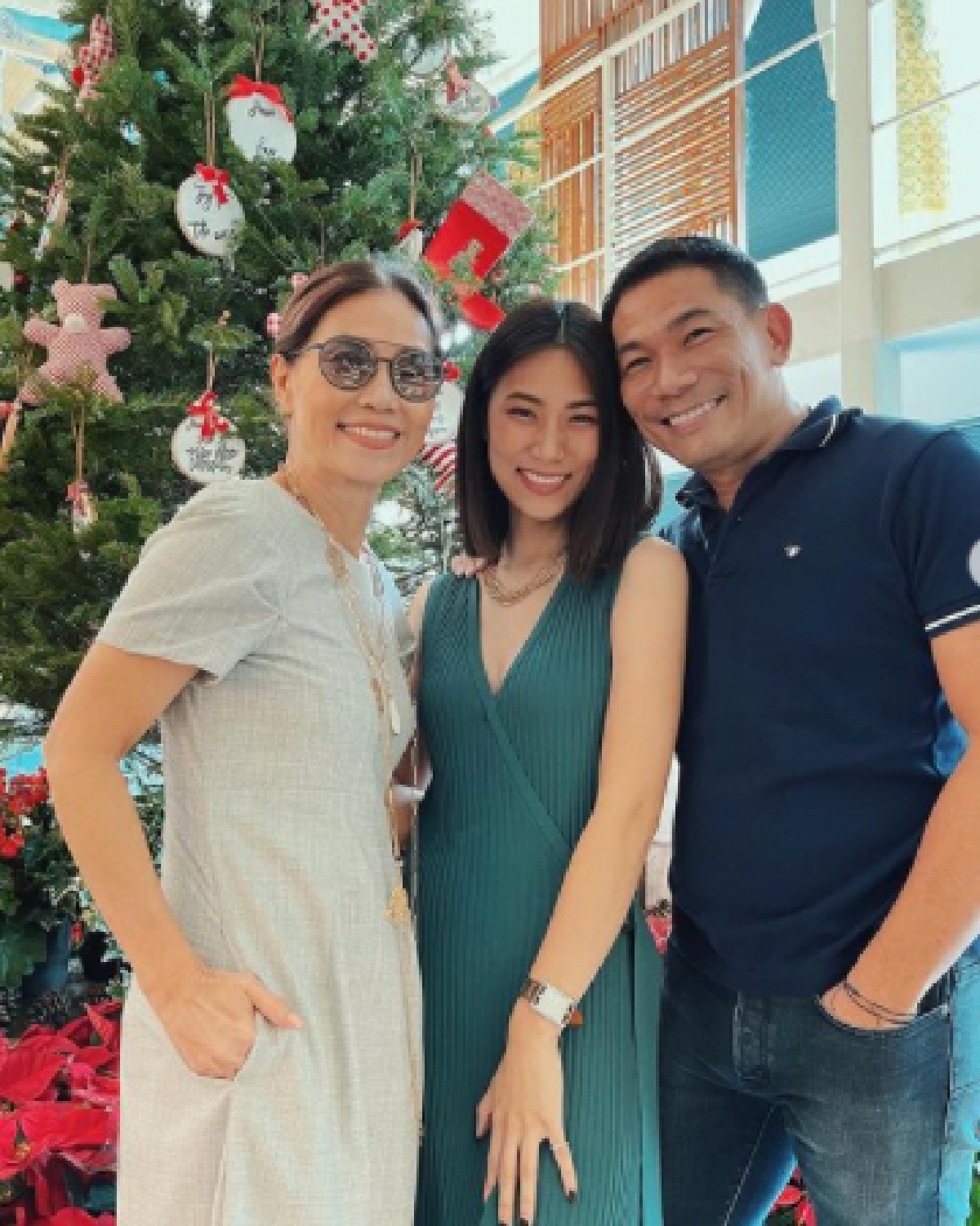 เพลง ชนม์ทิดา เผยภาพครอบครัวอบอุ่น พ่อเอ๋-แม่ตู่ เดินจับมือไปด้วยกัน