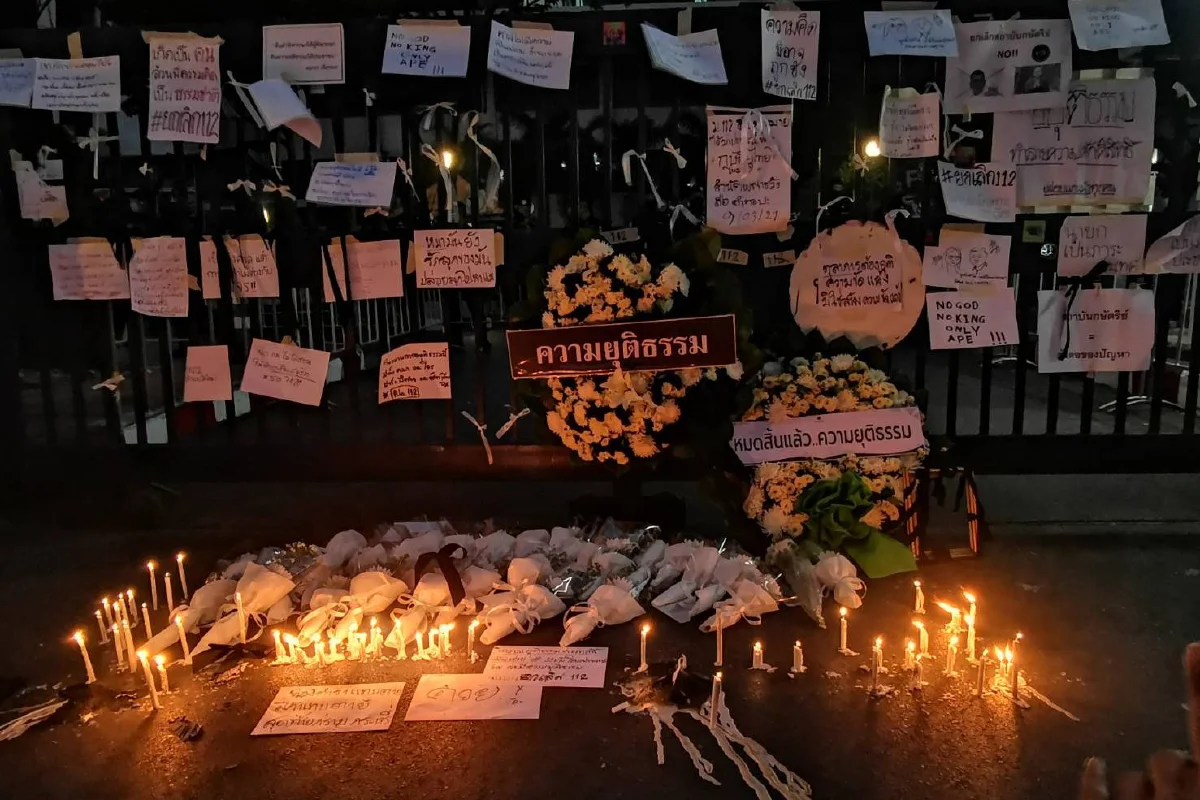 กลุ่มแนวร่วมธรรมศาสตร์ฯวางพวงหรีดไว้อาลัยความยุติธรรมหน้าศาลอาญา