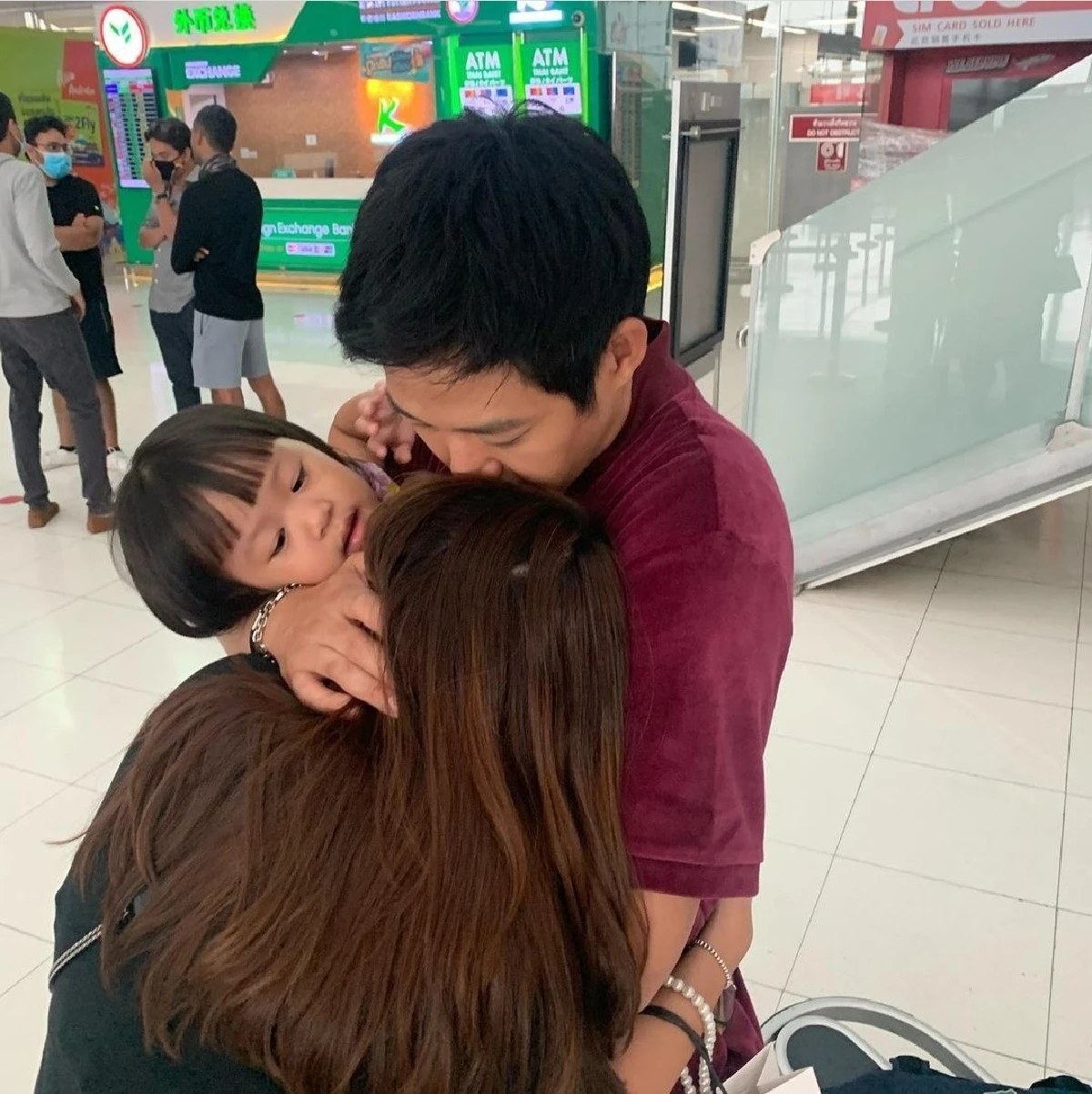 ตู่ ภพธร-นุช ปล่อยโฮกลางสนามบิน ส่งสามีไปทำตามฝันห่างครอบครัวนาน 4 เดือน 