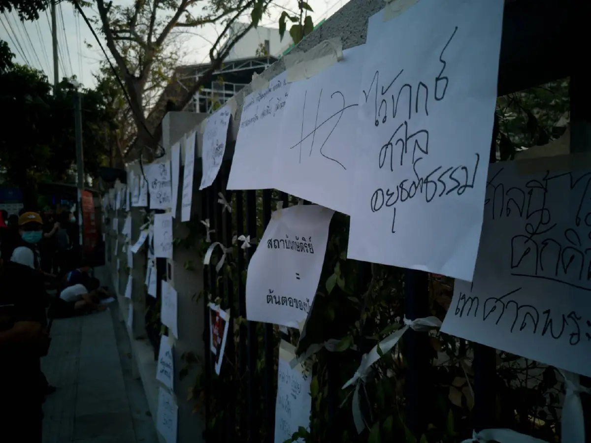 กลุ่มแนวร่วมธรรมศาสตร์ฯวางพวงหรีดไว้อาลัยความยุติธรรมหน้าศาลอาญา