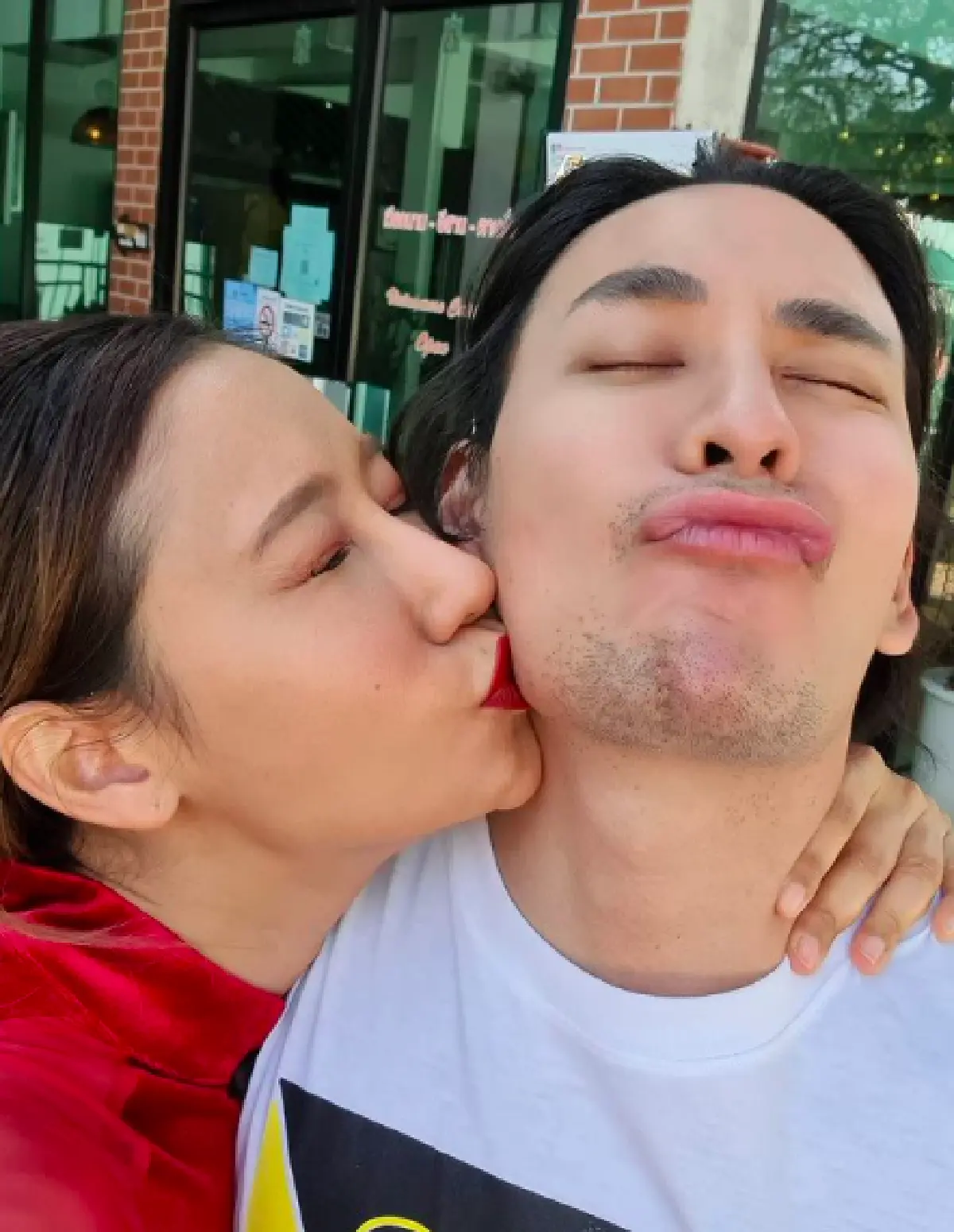 "แทค ภรัณยู" หวานต่อเนื่อง! จูบให้กำลังใจภรรยา พร้อมพร่ำถามว่ารักหรือเปล่า!?