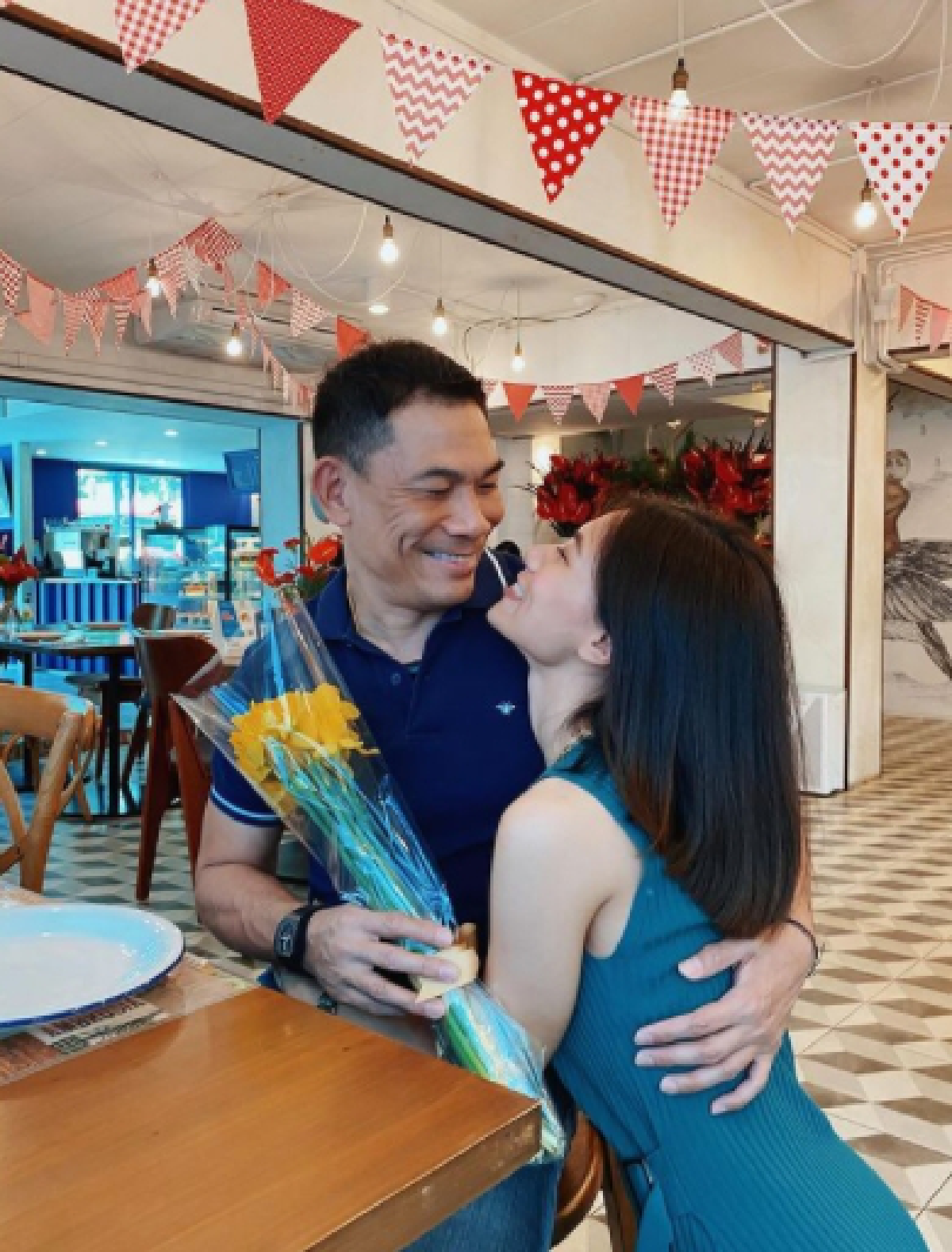 เพลง ชนม์ทิดา เผยภาพครอบครัวอบอุ่น พ่อเอ๋-แม่ตู่ เดินจับมือไปด้วยกัน