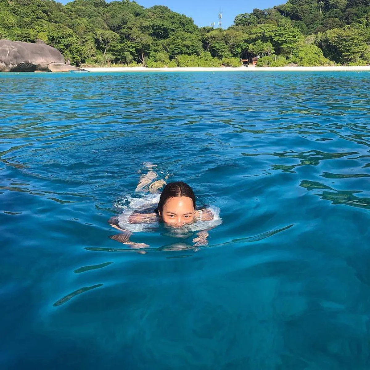 ซูมความแซ่บ! บี น้ำทิพย์ สลัดผ้าอวดหุ่นเซ็กซี่ท้าแดดบนเรือกลางทะเล