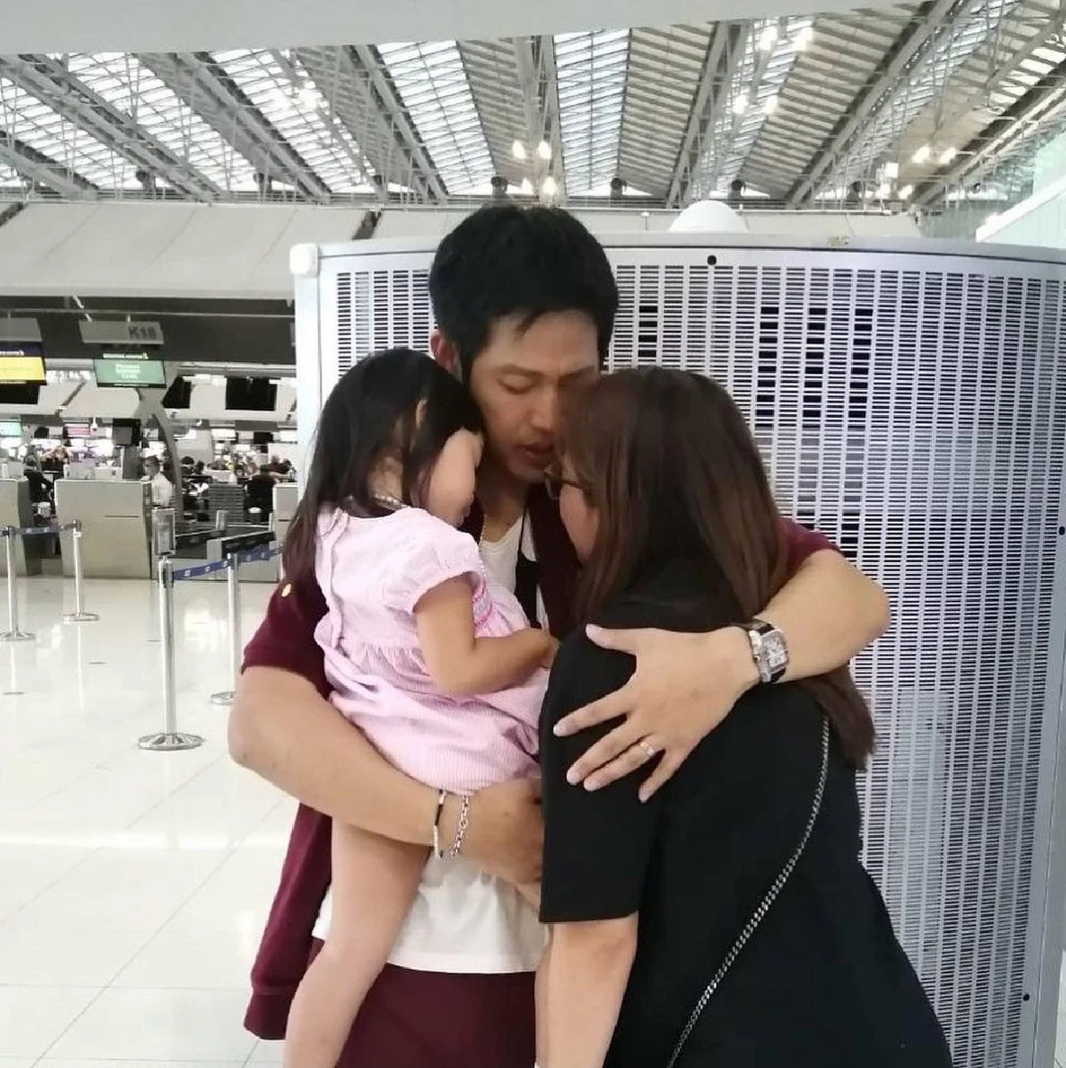 ตู่ ภพธร-นุช ปล่อยโฮกลางสนามบิน ส่งสามีไปทำตามฝันห่างครอบครัวนาน 4 เดือน 