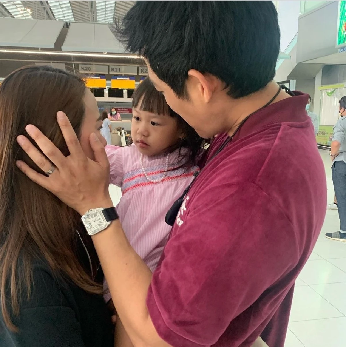 ตู่ ภพธร-นุช ปล่อยโฮกลางสนามบิน ส่งสามีไปทำตามฝันห่างครอบครัวนาน 4 เดือน 